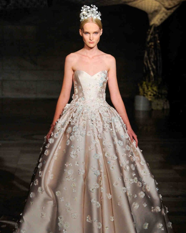 vestido de noiva com aplicacao de flores 3d Reem Acra