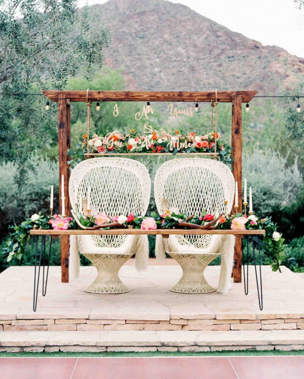 30 formas lindas de enfeitar  a cadeira dos noivos