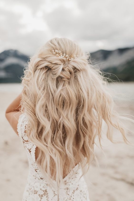 Inspirações de penteados de noiva  para casamento na praia 