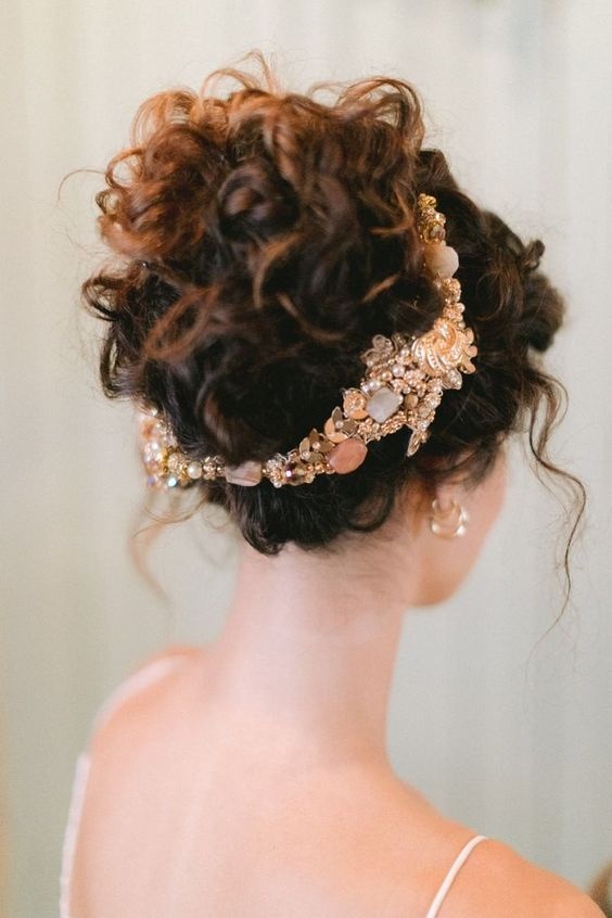 Penteados elegantes para noivas de cabelo crespos e cacheados 