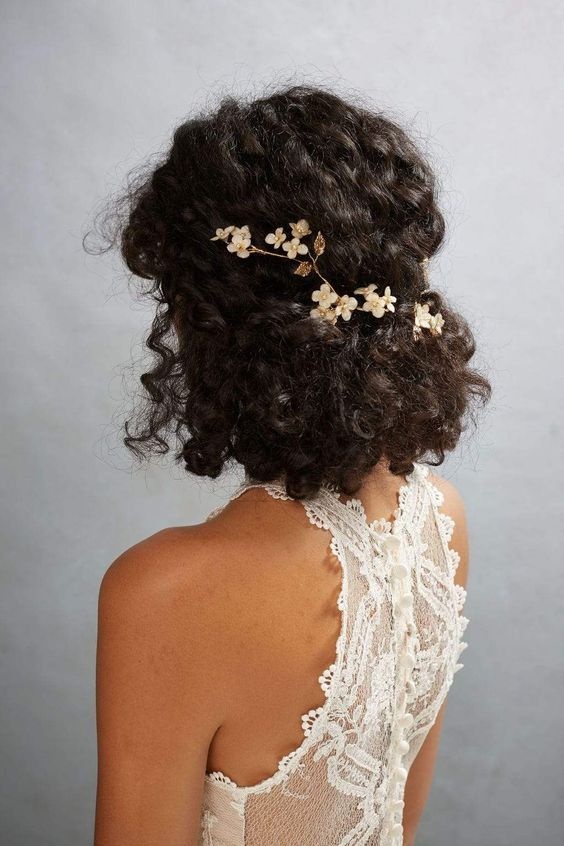 Penteados elegantes para noivas de cabelo crespos e cacheados 